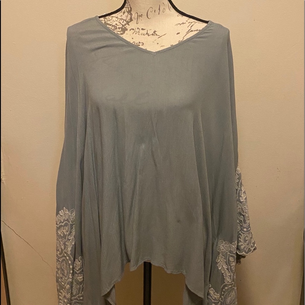 CRESCENT Grey Floral Cape One Size